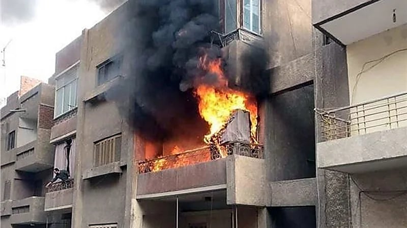 "ماتوا في حضن بعضهم".. حريق ينهي حياة رجل وزوجته وطفليهما