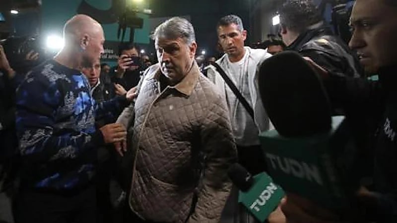 إهانات لفظية لمدرب المكسيك لدى وصوله