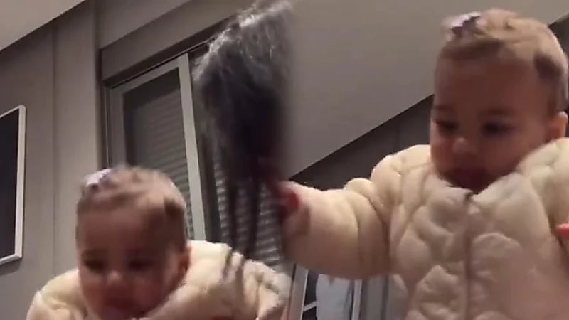 ردة فعل نيمار عند مشاهدة الخطوات الأولى لطفلته مافي .. فيديو