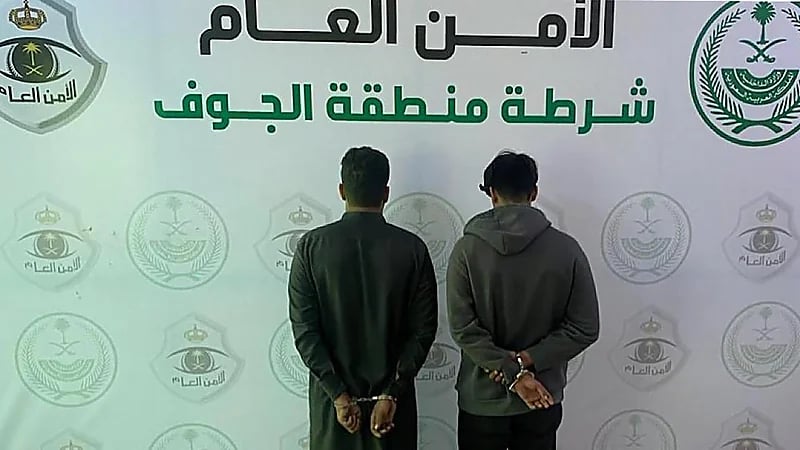 القبض على مواطنين لانتحالهما صفة غير صحيحة ومحاولة سلب عاملين بالجوف