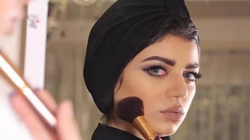 نجلاء عبدالعزيز تنشر فيديو بالخطأ لها وتدعو لحذفه