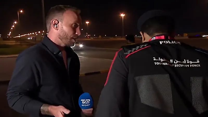 فيديو.. رجل أمن قطري يرفض عمل لقاء مع مذيع يرتدي شارة المثليين