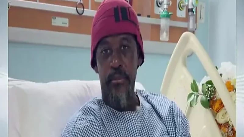 المقيم عبدالعزيز عمر: كنت في حالة إغماء ولم أعرف أنني نقلت للمستشفى بطائرة مخصصة.. فيديو