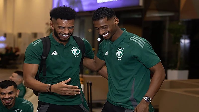 البليهي ورديف يحتضان بعضهما في بعثة المنتخب بعد واقعة الطرد .. فيديو