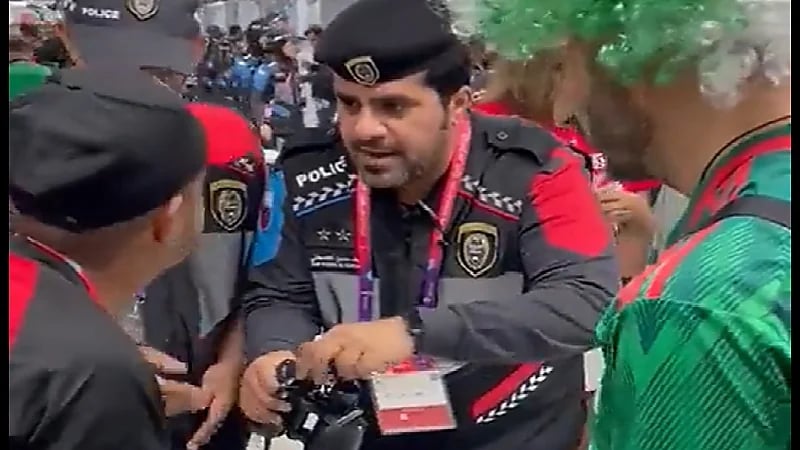 شاهد .. الأمن القطري يصادر منظار مشجع خبأ بداخله مشروب كحولي