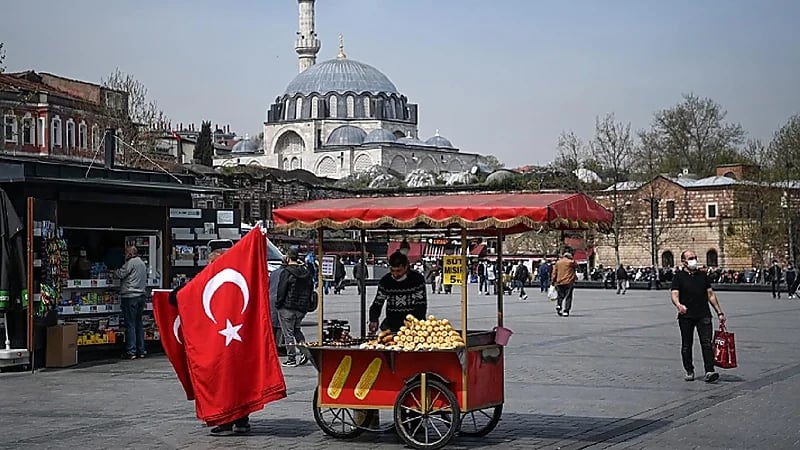 محافظ تركي يمنع النساء القصيرات من الخروج إلى الشارع!