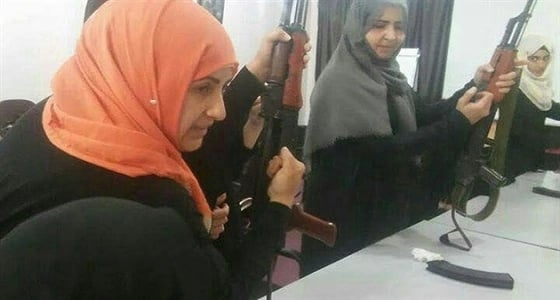 يمنيات يخرجن بالسلاح لشراء متطلبات البيت الغذائية