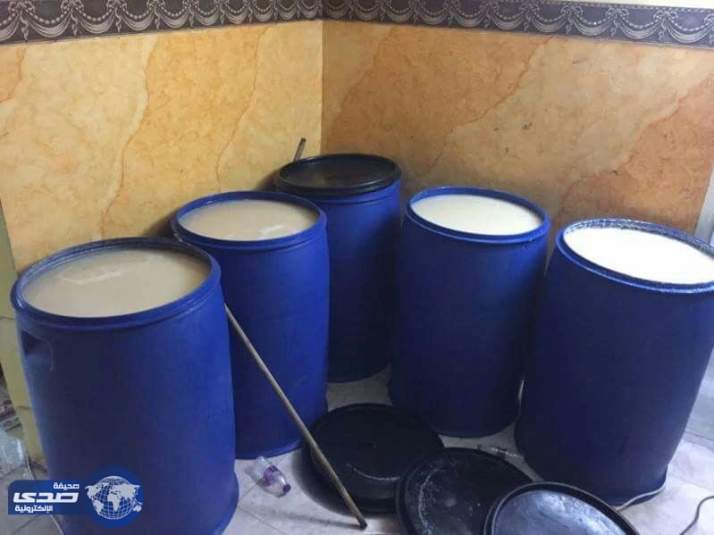 ضبط وافدين يديران مصنع للخمور في الجبيل‬
