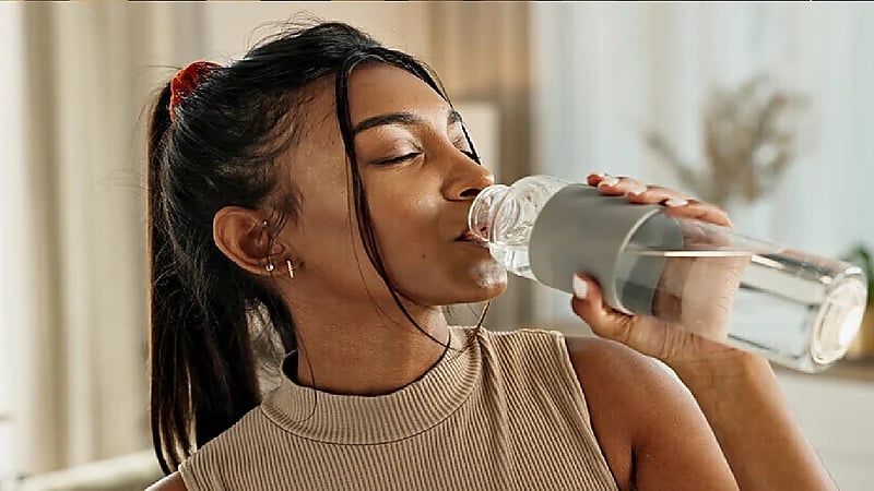 أعراض غير مشهورة لقلة شرب الماء وأضرارها في الجسم.. فيديو