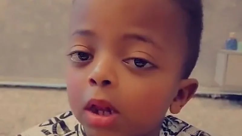 طفل يوجه رسالة للمتنمرين: كلنا في بيوتنا مراية ونشوف شكلنا ما نحتاج تذكرونا ..فيديو