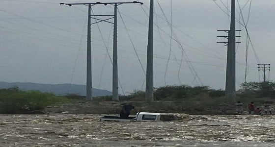 بالفيديو.. إنقاذ مقيم قبل جرف السيول له في أضم