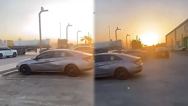 شاحنة تنحرف عن مسارها و تصطدم بسيارة و مبنى تجاري بالرياض.. فيديو