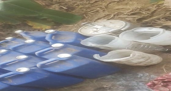 بالصور.. ضبط 47 جركلا لمادة العرق المسكر بـ " بيش "