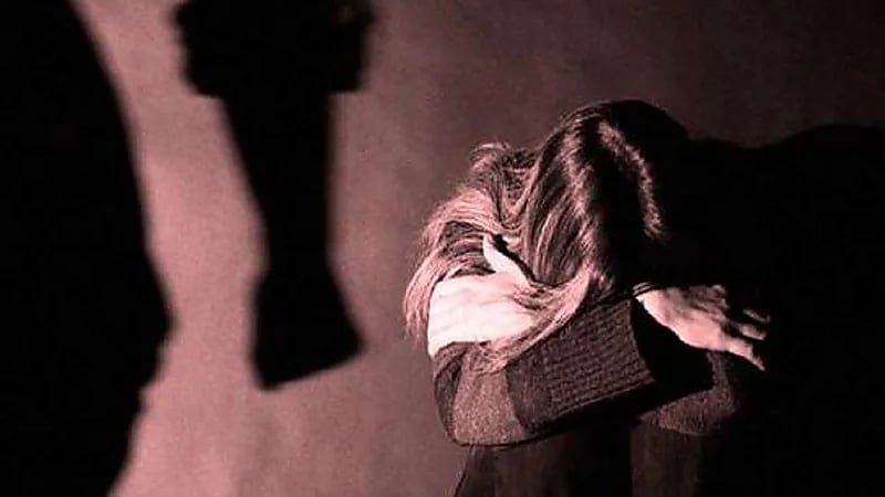 أربعيني يتفق مع شقيقه على ضرب واغتصاب زوجته