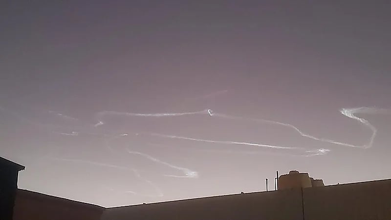 فلكي: الخطوط الدخانية المتكررة بسماء الباحة قد تكون ناجمة عن أجسام طائرة