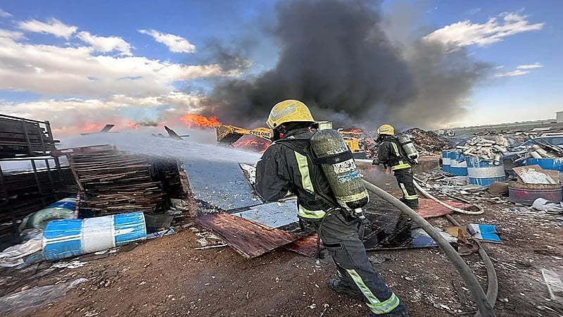 إخماد حريق في موقع لتخزين الأخشاب بالرياض