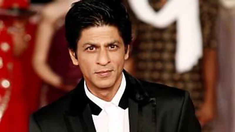 شاروخان يؤدي مناسك العمرة