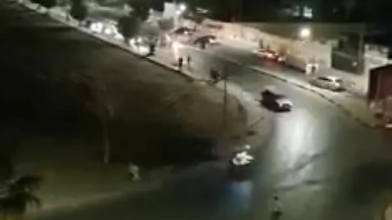 بالفيديو.. شاب يشعل النار في جسده وسط طريق عام