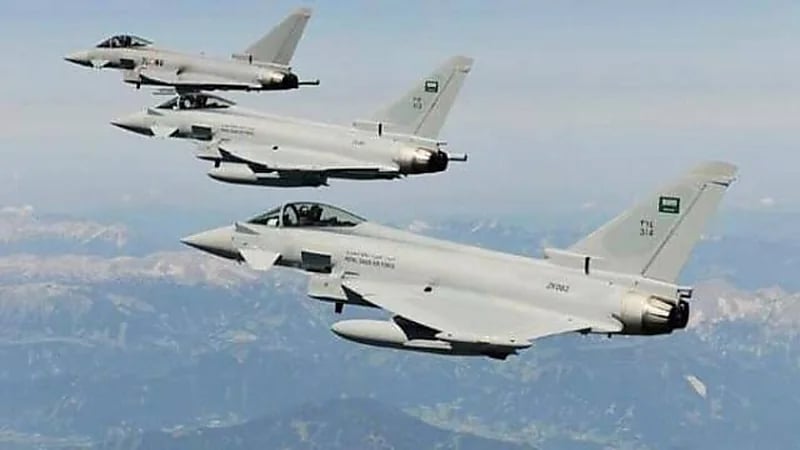 طيران التحالف يدمر مركبتين للحوثيين بجبهة الساق