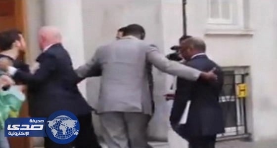 ⁠⁠⁠⁠⁠بالفيديو.. مهاجمة الوزير " قرقاش " بالألفاظ في لندن