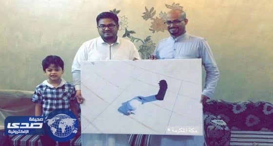 مصور لقطة " المرأة مظللة زوجها " يكشف ماذا فعل الزوج فور الانتهاء من صلاته