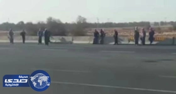 بالفيديو .. طلاب بالقريات يعرضون أنفسهم لخطر الدهس على الطريق الدولي