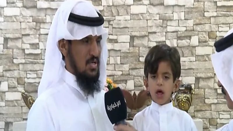 شاهد.. والد الطفل الذي سمع لأول مرة بعد زراعة قوقعة في الأذنين: العملية استغرقت 6 ساعات