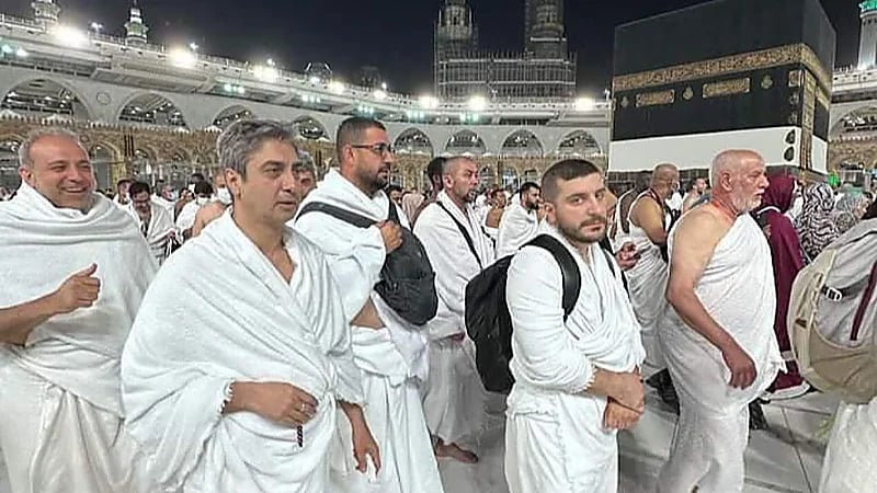 مراد علمدار يرتدي الإحرام ويؤدي مناسك الحج برفقة أصدقائه