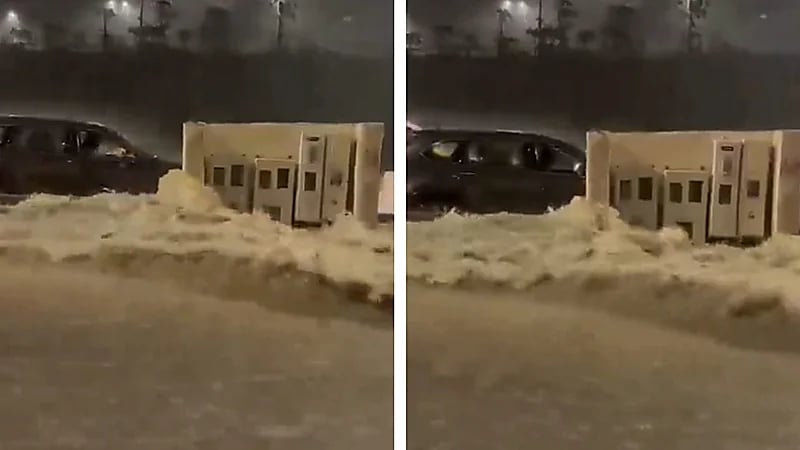 السيول تعبر عداد كهرباء بالطائف..فيديو