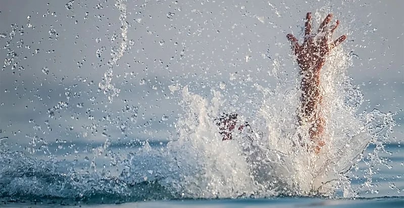 إنقاذ مواطن من الغرق أثناء ممارسة السباحة