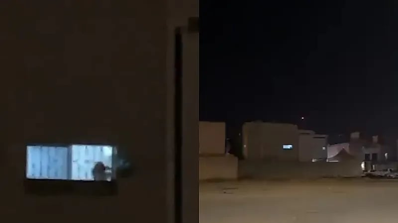 بالفيديو.. طفلة تحتفل باليوم الوطني من خلف جدران منزلها وتلوح بالعلم من النافذة مرددة "عاش سلمان"