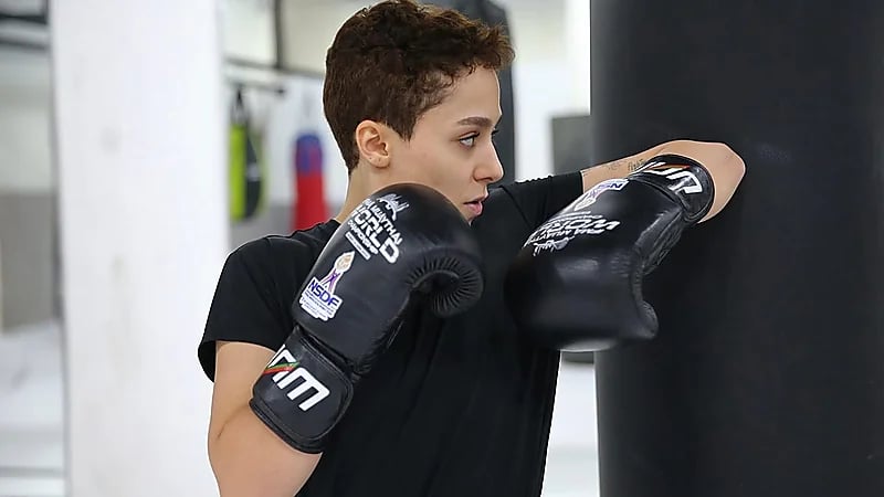 أول سعودية تحقق لقباً عالمياً في الملاكمة .. فيديو