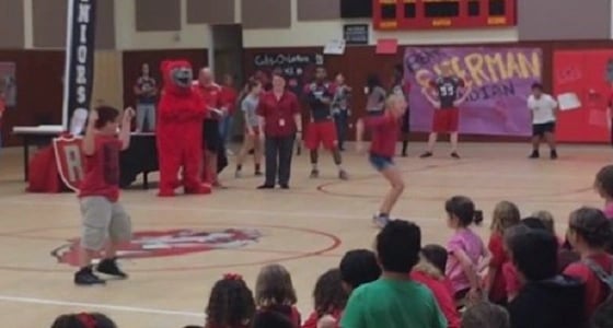 بالفيديو.. مواقف محرجة لمشجعات يسقطن أمام الجمهور