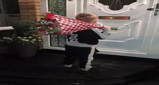 بالفيديو.. طفل يفاجأ حبيبته بهدية غير متوقعة ورد فعل صادم للأخيرة