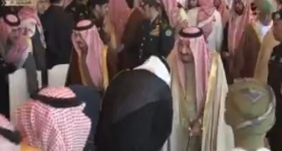 بالفيديو.. لحظة وصول خادم الحرمين إلى ميدان سباق الهجن الكبير بـ الجنادرية33