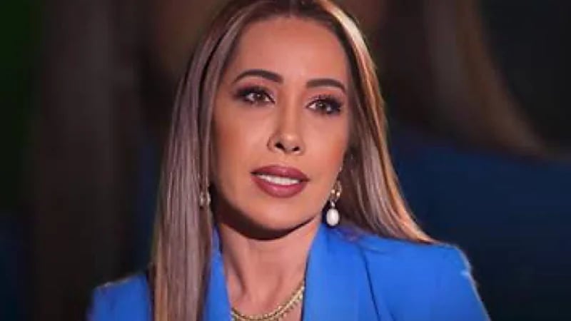 مذيعة قناة العربية تروي تفاصيل موقف محرج تعرضت له على الهواء.. فيديو