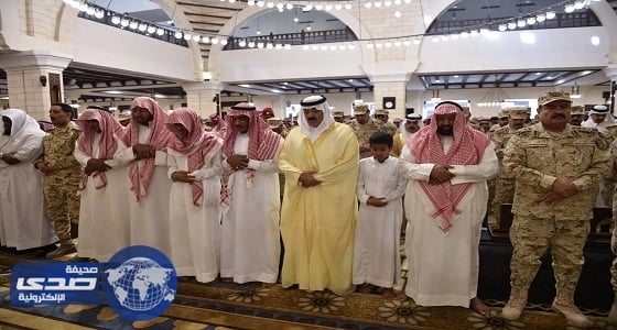 سمو الأمير متعب بن عبدالله يؤدي صلاة الميت على شهيد الواجب العازمي