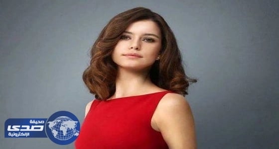 نجمة تركية تُثير جدلاً على الانترنت بنشر صورة لشبيهتها