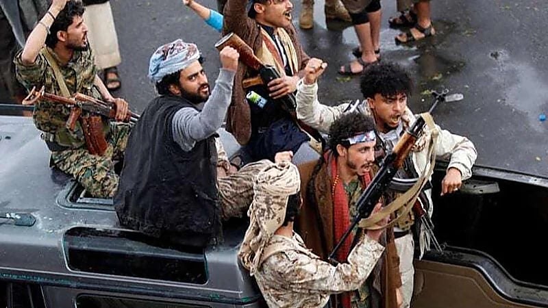 ‎مقتل طفل وإصابة والداه بقصف صاروخي حوثي على منزلهم