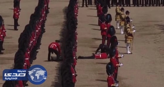 بالفيديو.. سقوط 5 من حراس الملكة إليزابيث في عيد ميلادها