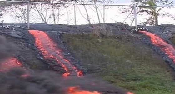 إصابة 22 شخصا إثر سقوط كتلة حمم بركانية على سفينة سياحية بهاواي