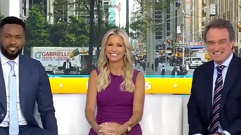 ترامب يضع مذيعة فوكس نيوز في موقف محرج بعد كشفه عن علاقتها بزميلها على الهواء.. فيديو