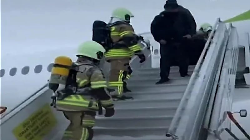 بالفيديو.. انزلاق طائرة ركاب من بينها وزير خارجية لاتفيا