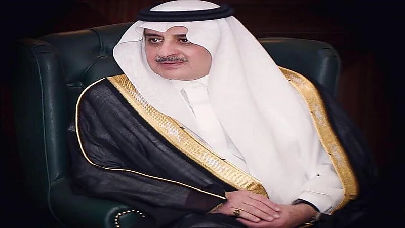 أمير تبوك يواسي أسرة القويز في وفاة والدته