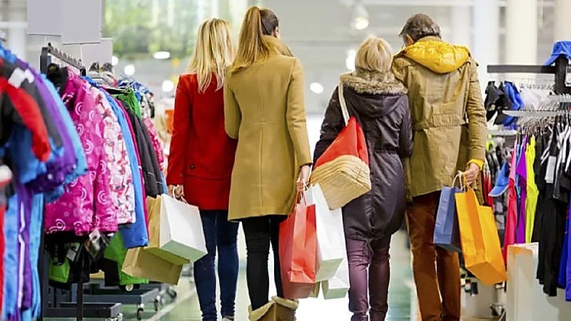 زوجة مطرب شعبي تعتدي على فتاة أثناء شراء ملابس العيد