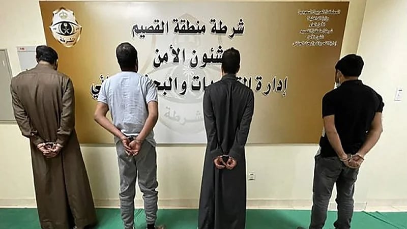 ضبط 4 أشخاص سلبوا مقيمًا مبلغًا ماليًا باستخدام مركبة في القصيم