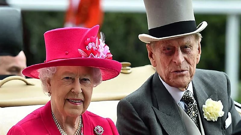 الملكة إليزابيث تتذكر "البريق المثير" في عيني زوجها