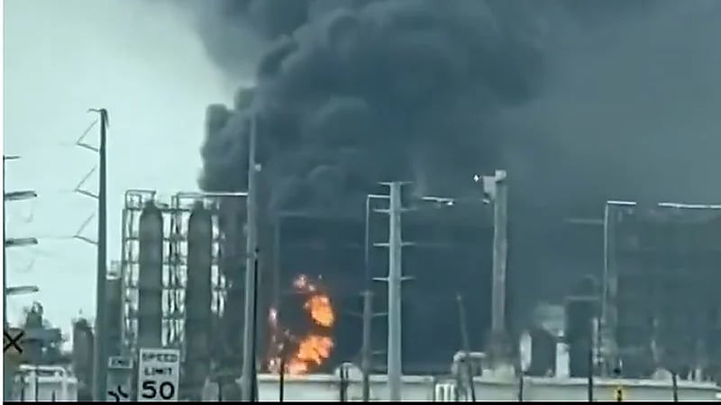 تأهب في ولاية تكساس الأمريكية بعد حريق هائل في مصفاة نفط ..فيديو
