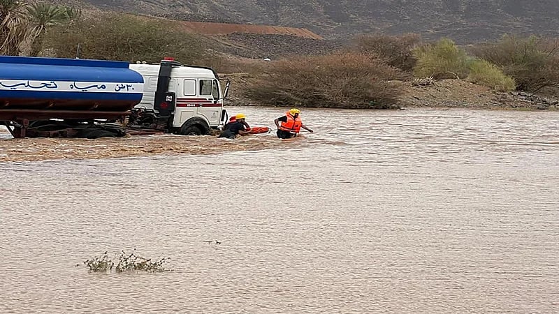 مدني الجموم ينقذ شخصًا احتجز في سيل بوادي فيدة بعسفان
