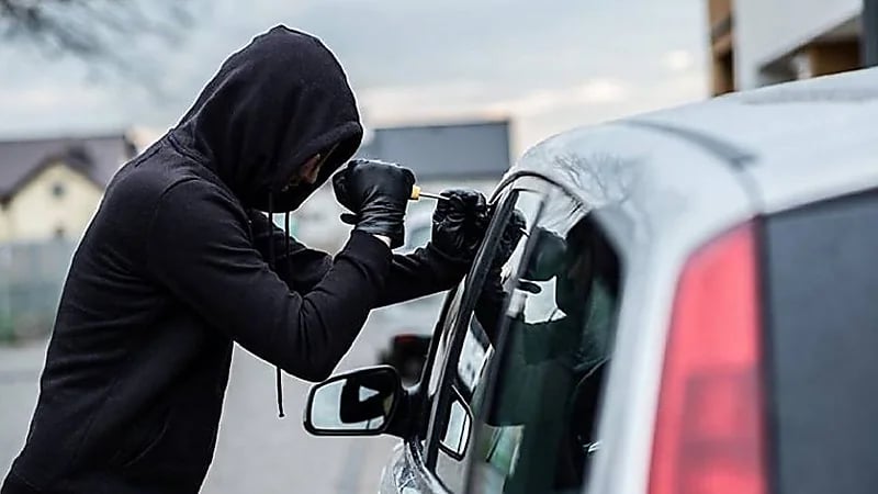 بالصدفة.. رجل يشتري سيارته المسروقة دون قصد